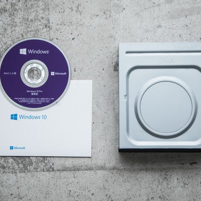 内蔵DVDドライブとOSインストールディスクの写真