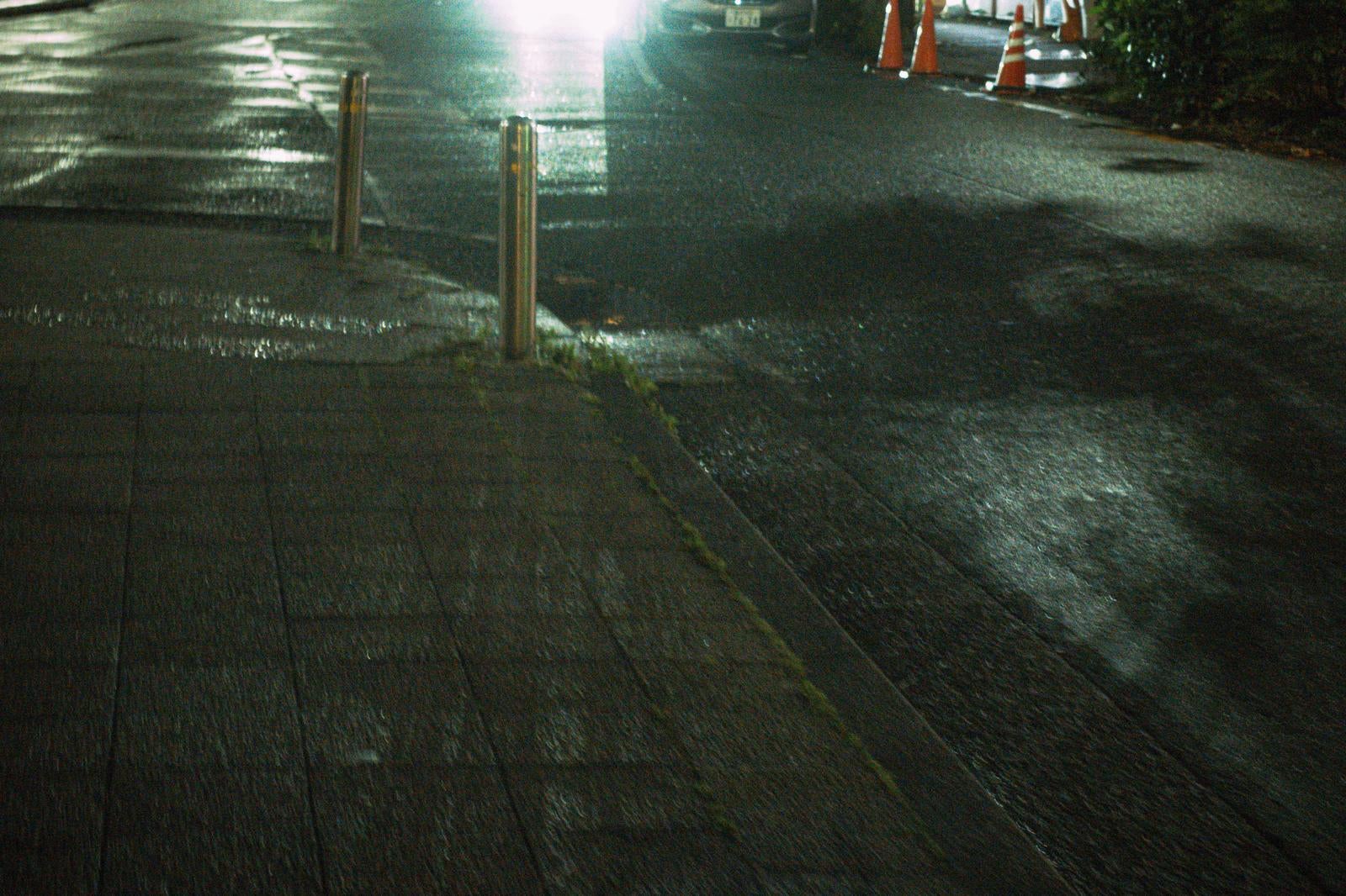 「夜道と歩道 夜間の都市風景」の写真