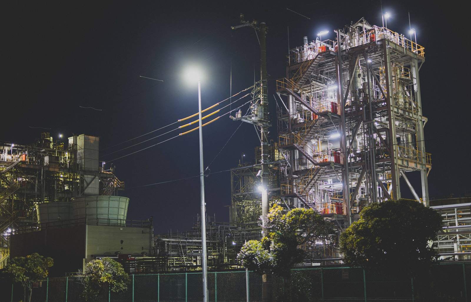 「深夜の工場と街灯」の写真