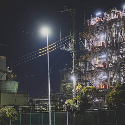 深夜の工場と街灯の写真