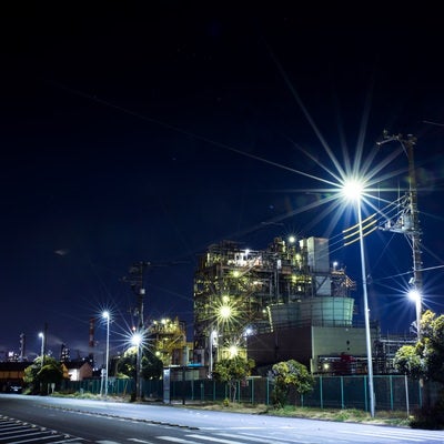 千鳥町1号線と工場夜景の様子の写真