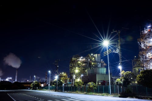 千鳥町1号線と工場夜景の様子の写真
