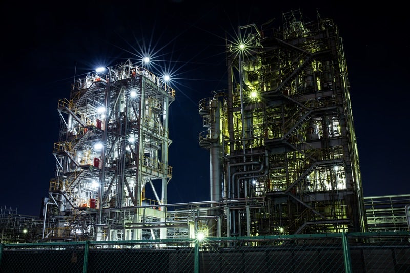 川崎千鳥町1号線から見る工場夜景と光芒が放射する夜景の写真