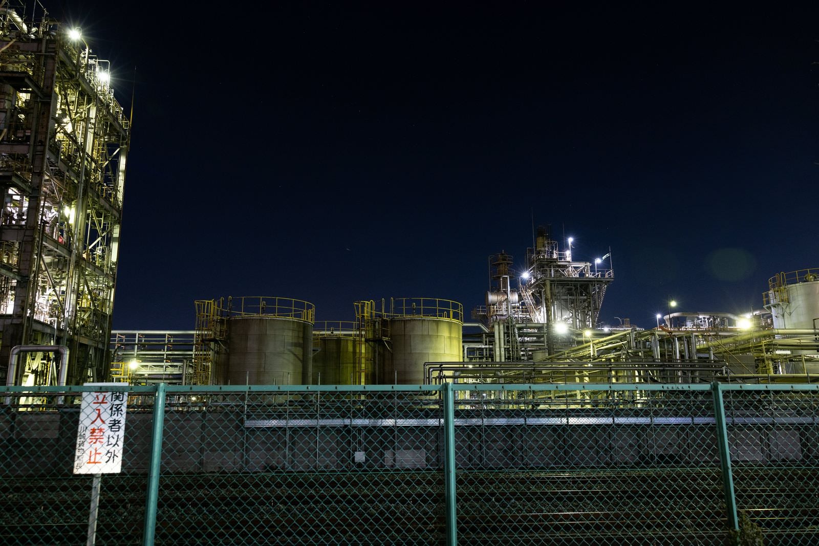 「雲一つない夜空と工場夜景（千鳥町）」の写真