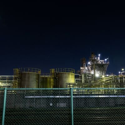 雲一つない夜空と工場夜景（千鳥町）の写真