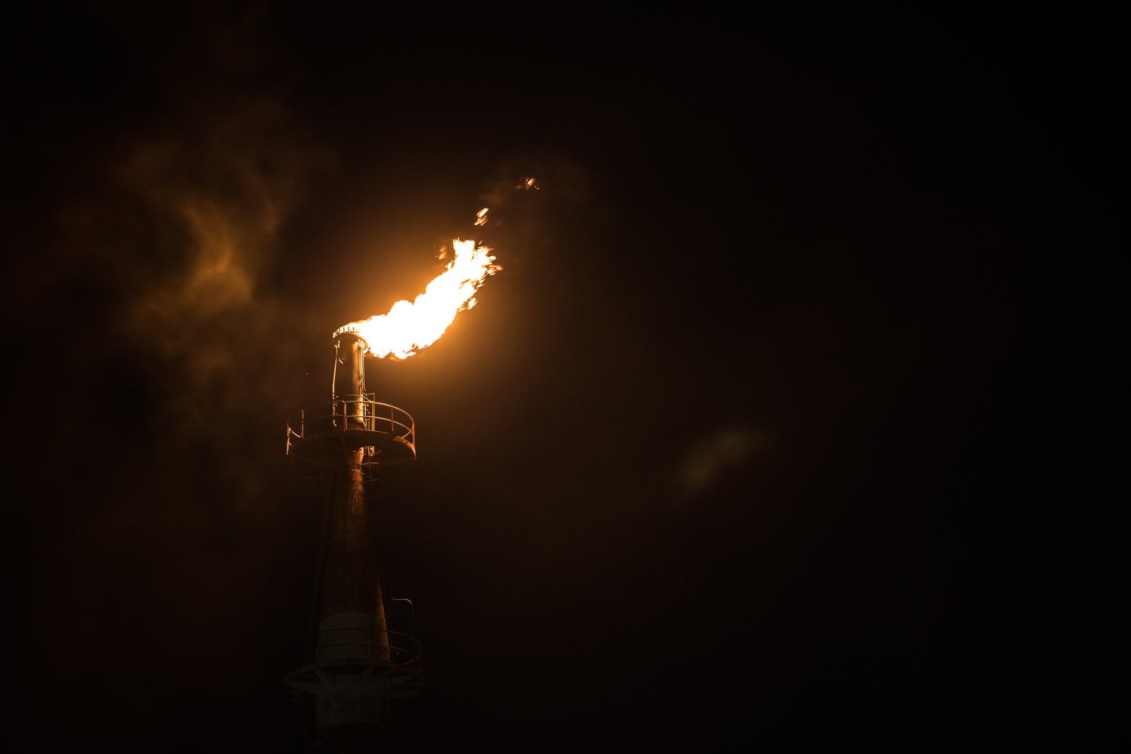 「工場の煙突からあがる炎」の写真