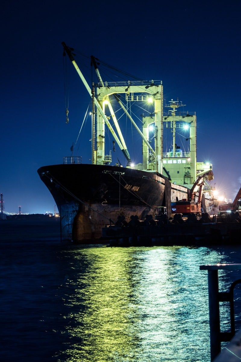 夜の港に停泊する大型タンカーの写真