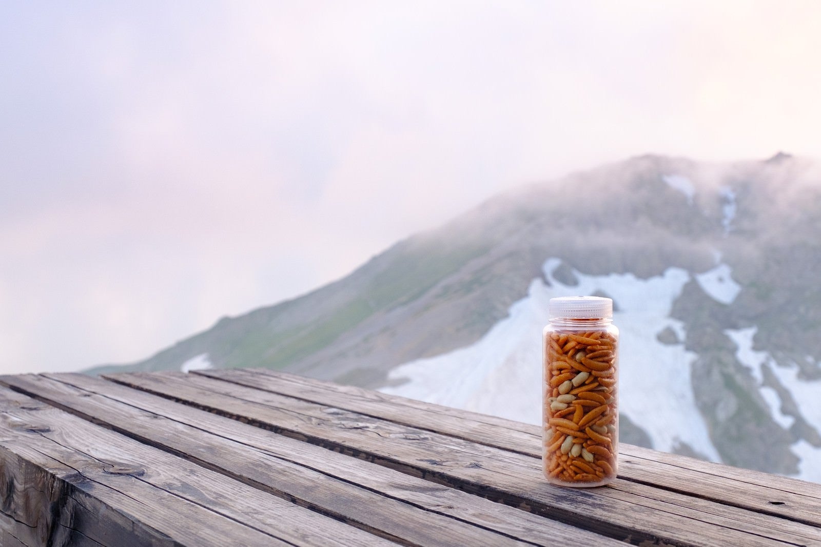「登山のお供にナルゲンボトルに入った柿ピー」の写真