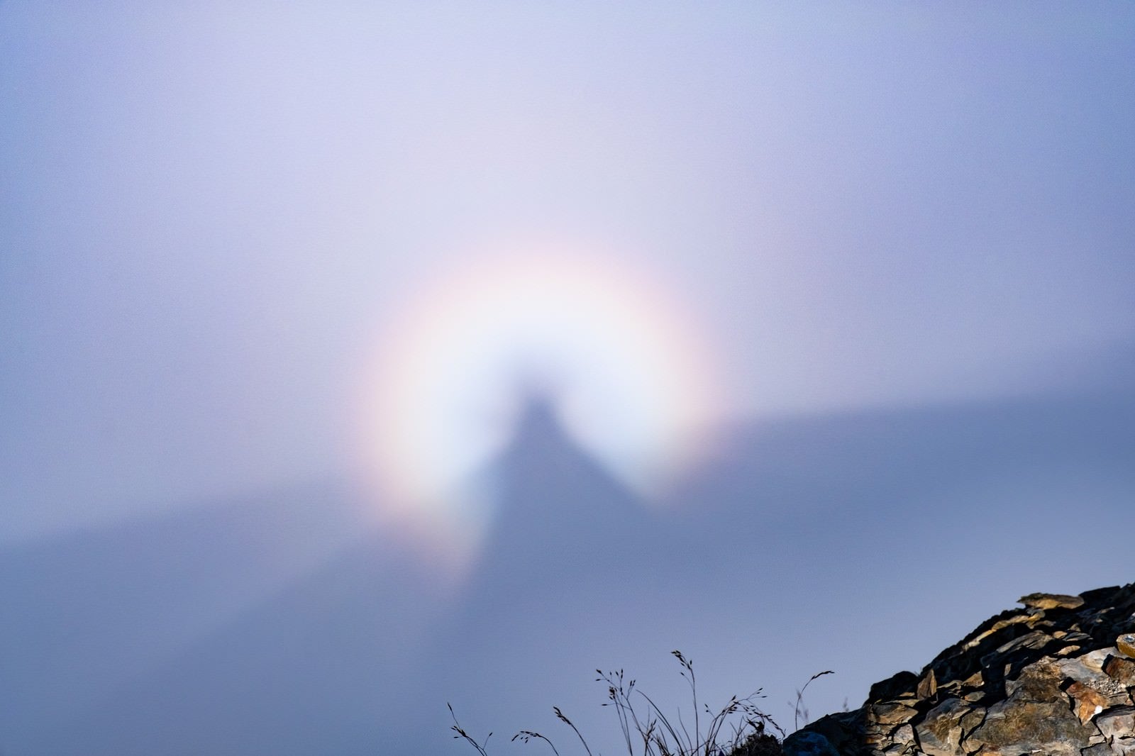 「自分の影が光の輪に包まれるブロッケン現象（白馬岳）」の写真