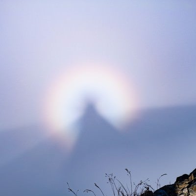 自分の影が光の輪に包まれるブロッケン現象（白馬岳）の写真