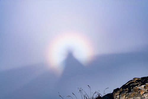 自分の影が光の輪に包まれるブロッケン現象（白馬岳）の写真