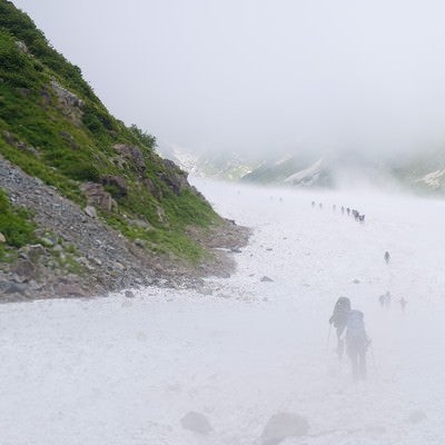 ホワイトアウトする白馬大雪渓に挑む登山者達（白馬岳）の写真