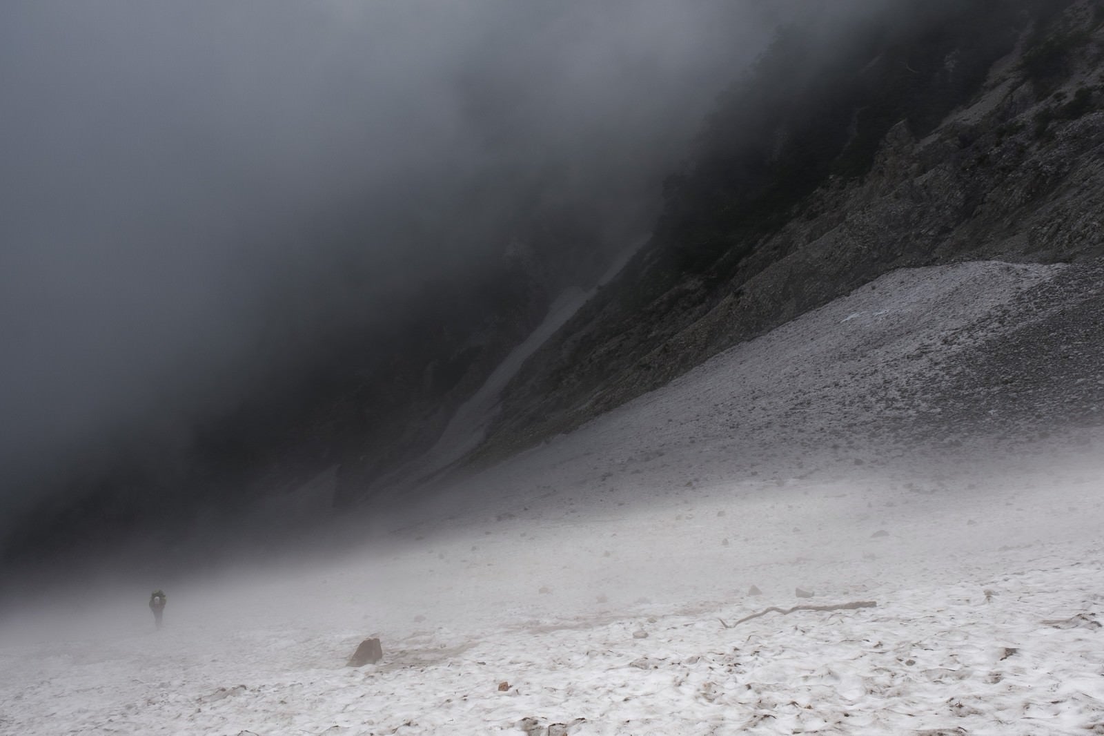 「ガスに包まれた厳しい悪天候の白馬大雪渓（白馬岳）」の写真
