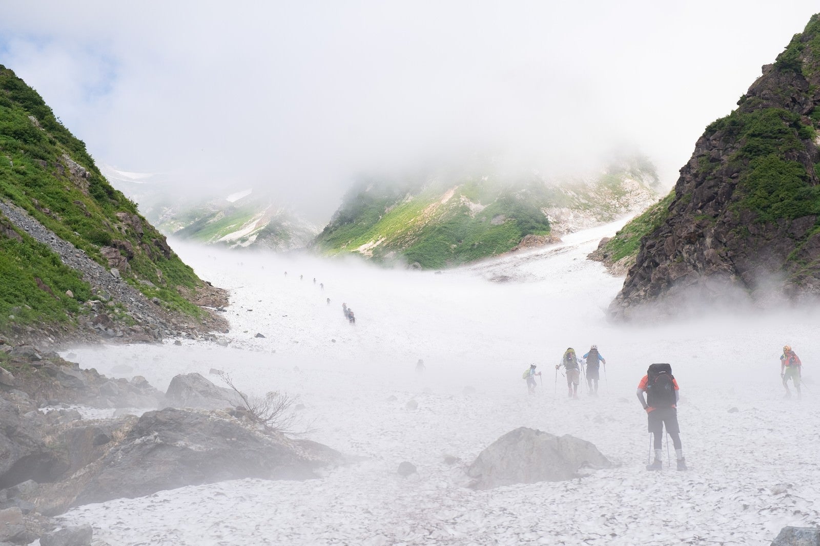 「白馬大雪渓を登り始める登山者達（白馬岳）」の写真