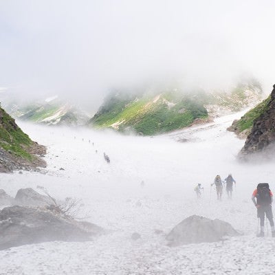 白馬大雪渓を登り始める登山者達（白馬岳）の写真