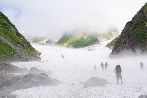 白馬大雪渓を登り始める登山者達（白馬岳）の写真