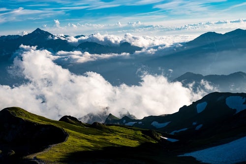雲海と白馬岳稜線と立山連峰の写真