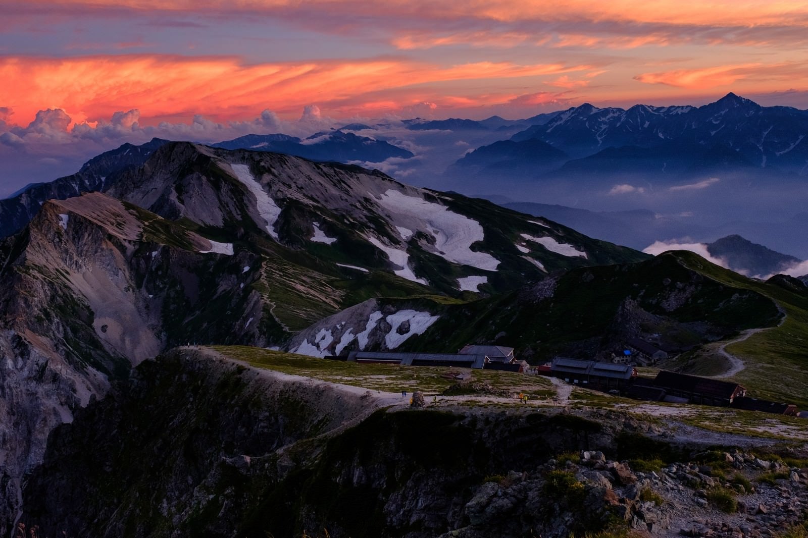 「夕日に染まる杓子岳と白馬鑓ヶ岳と立山連峰」の写真