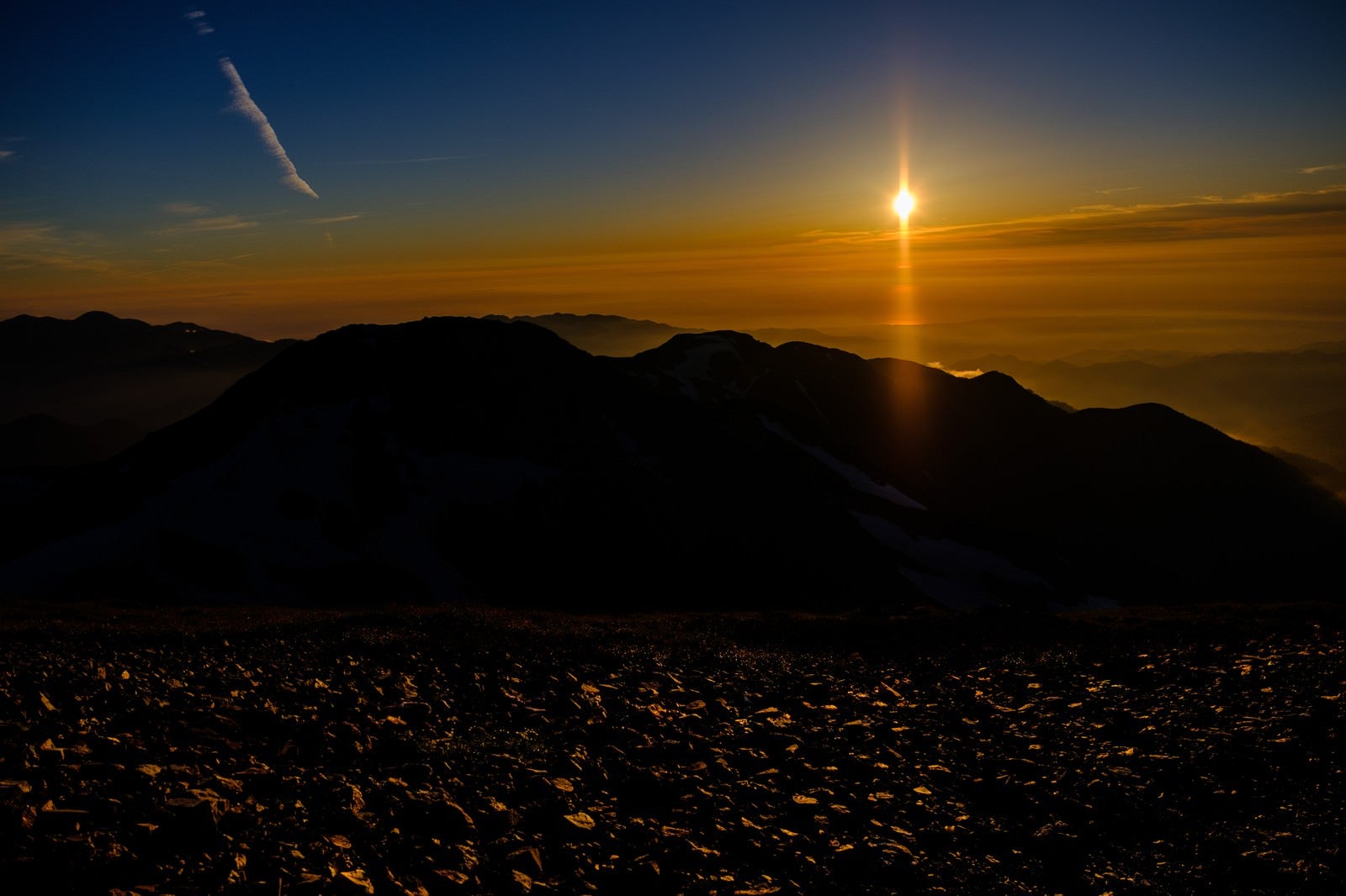 「夕日に照らされた登山道（白馬岳）」の写真