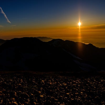 夕日に照らされた登山道（白馬岳）の写真