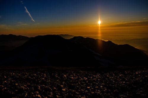 夕日に照らされた登山道（白馬岳）の写真