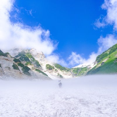 白馬大雪渓の登山中に見える快晴（白馬岳）の写真