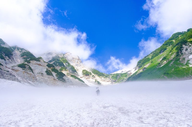 白馬大雪渓の登山中に見える快晴（白馬岳）の写真