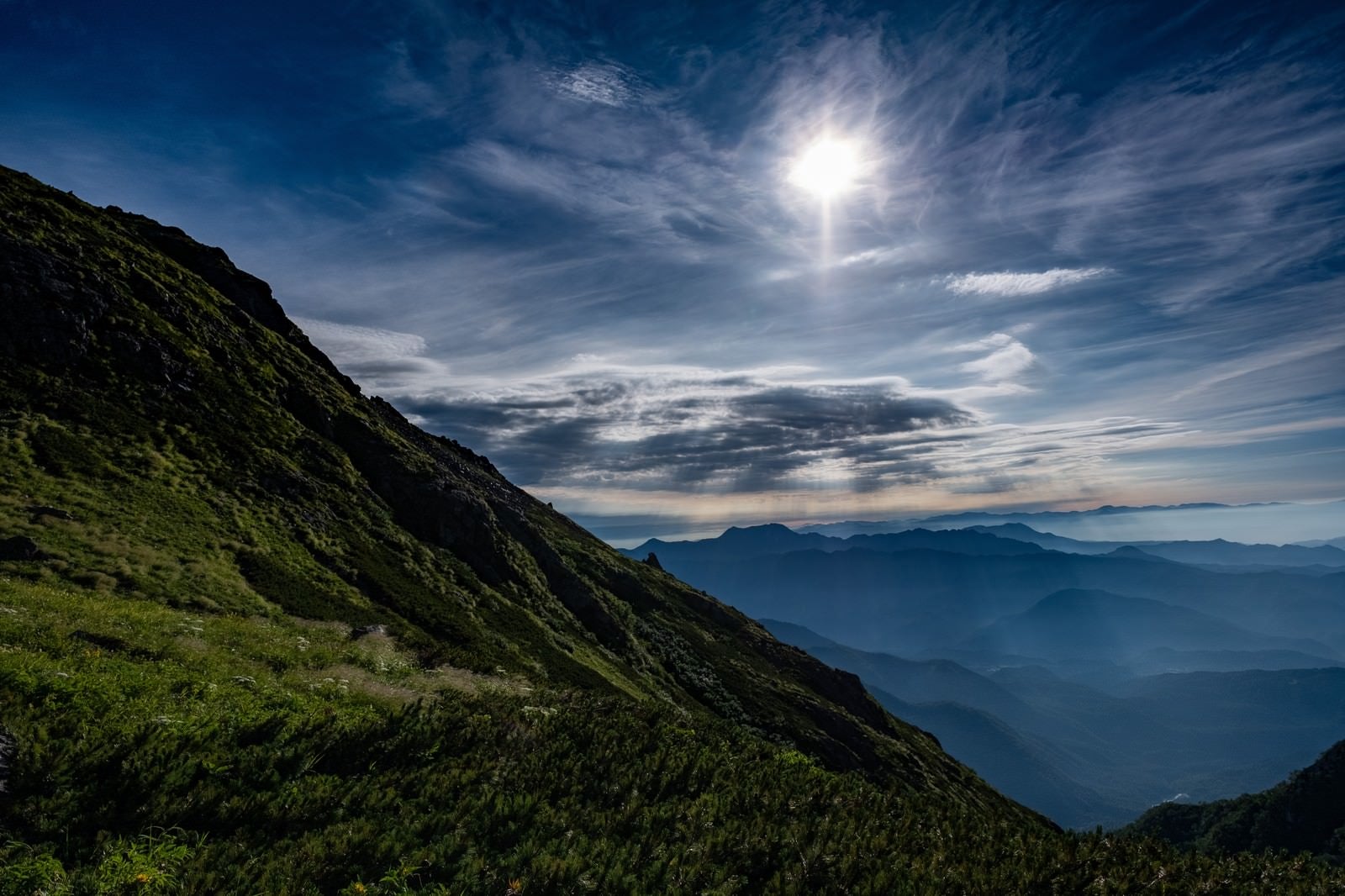 「朝の光芒と白馬岳稜線の緑」の写真