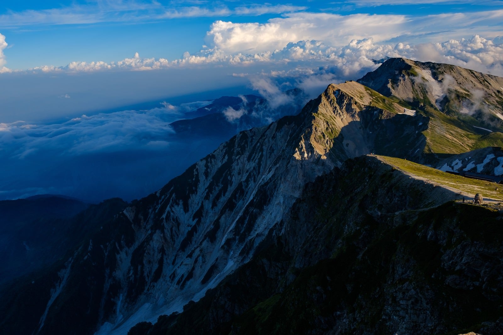 「雄大な白馬連峰と切り立つ傾斜面」の写真