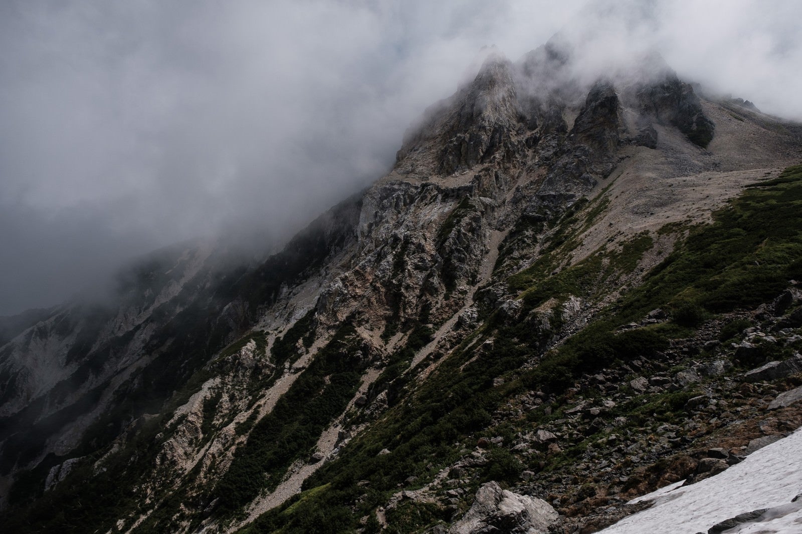 「白馬大雪渓から見える沸き立つ雲に隠れる山」の写真