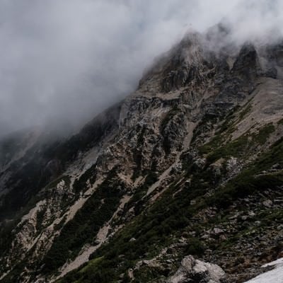 白馬大雪渓から見える沸き立つ雲に隠れる山の写真
