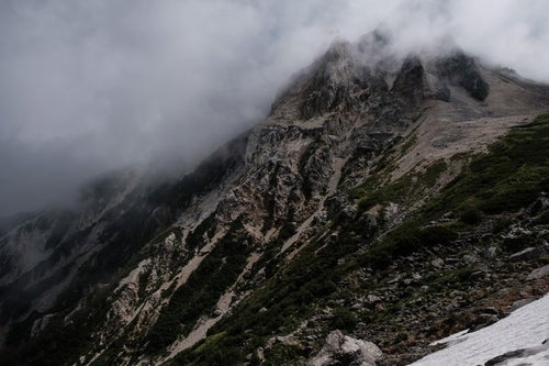 白馬大雪渓から見える沸き立つ雲に隠れる山の写真