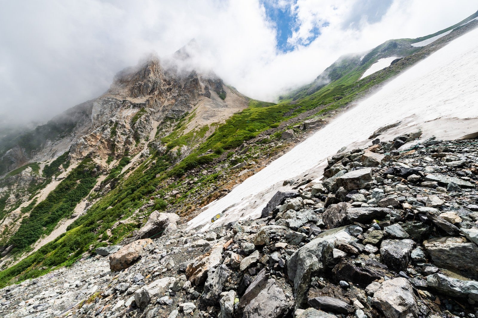 「白馬大雪渓と荒々しい岩肌（白馬岳）」の写真