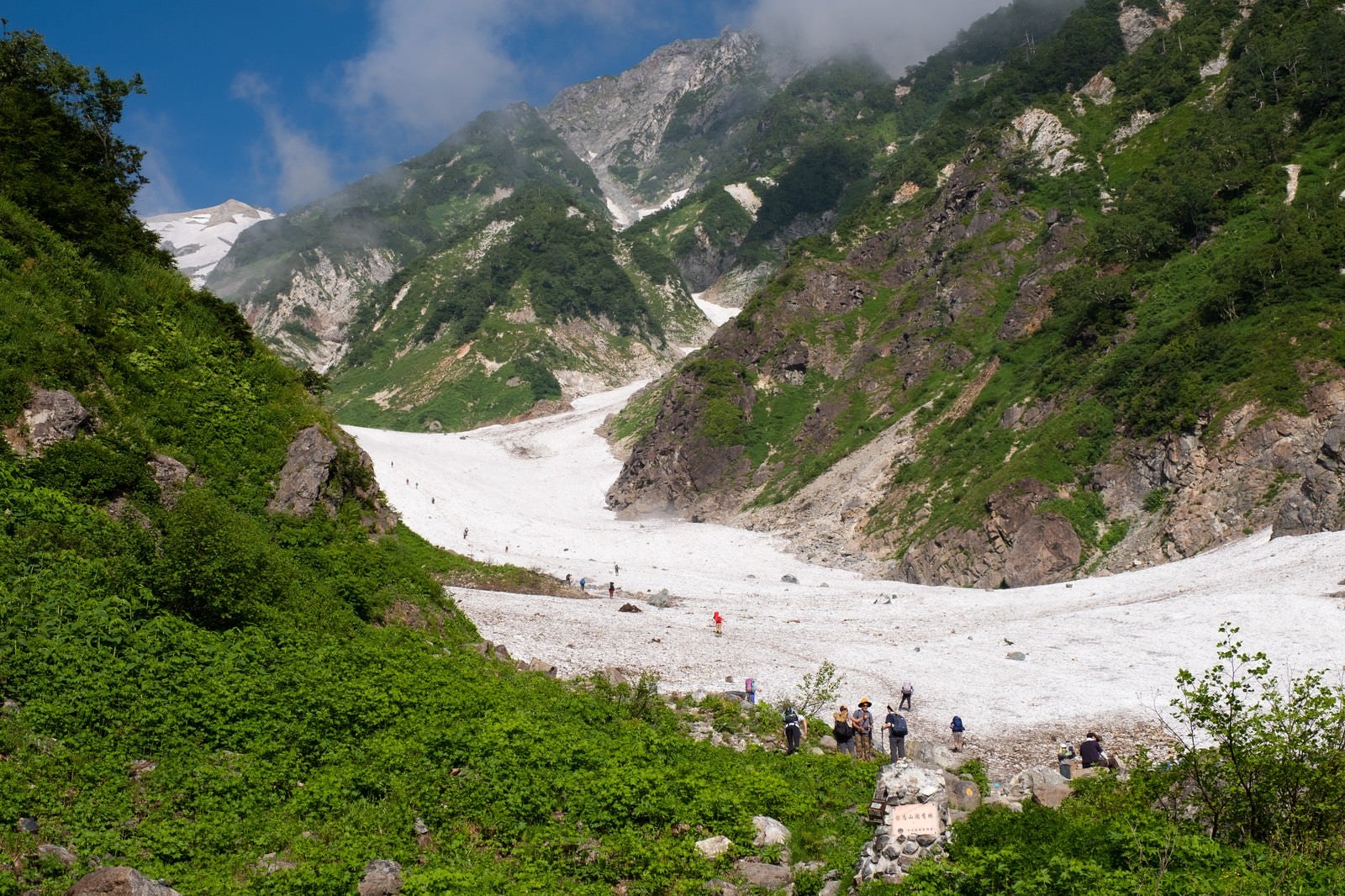 「白馬大雪渓登山ルートの取り付き（白馬岳）」の写真