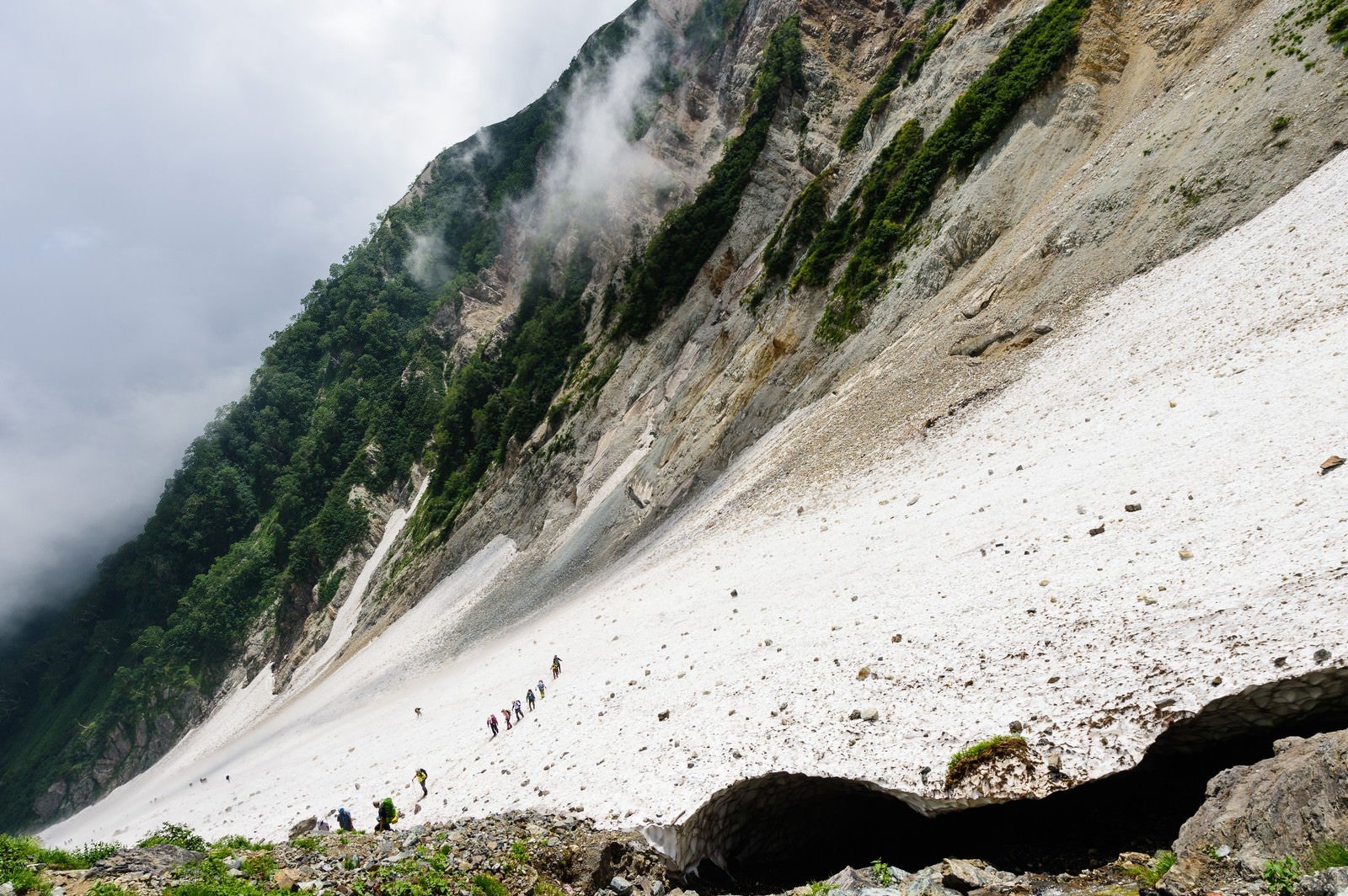 「白馬大雪渓の傾斜に挑む登山者達（白馬岳）」の写真