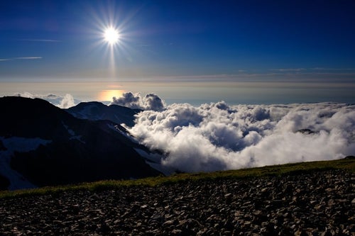 白馬岳から見る陽の光の写真