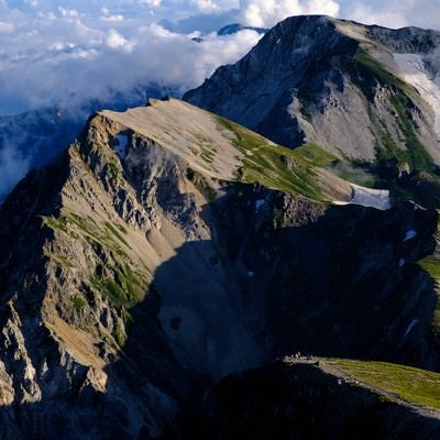 白馬岳から望む杓子岳と白馬鑓ヶ岳の写真