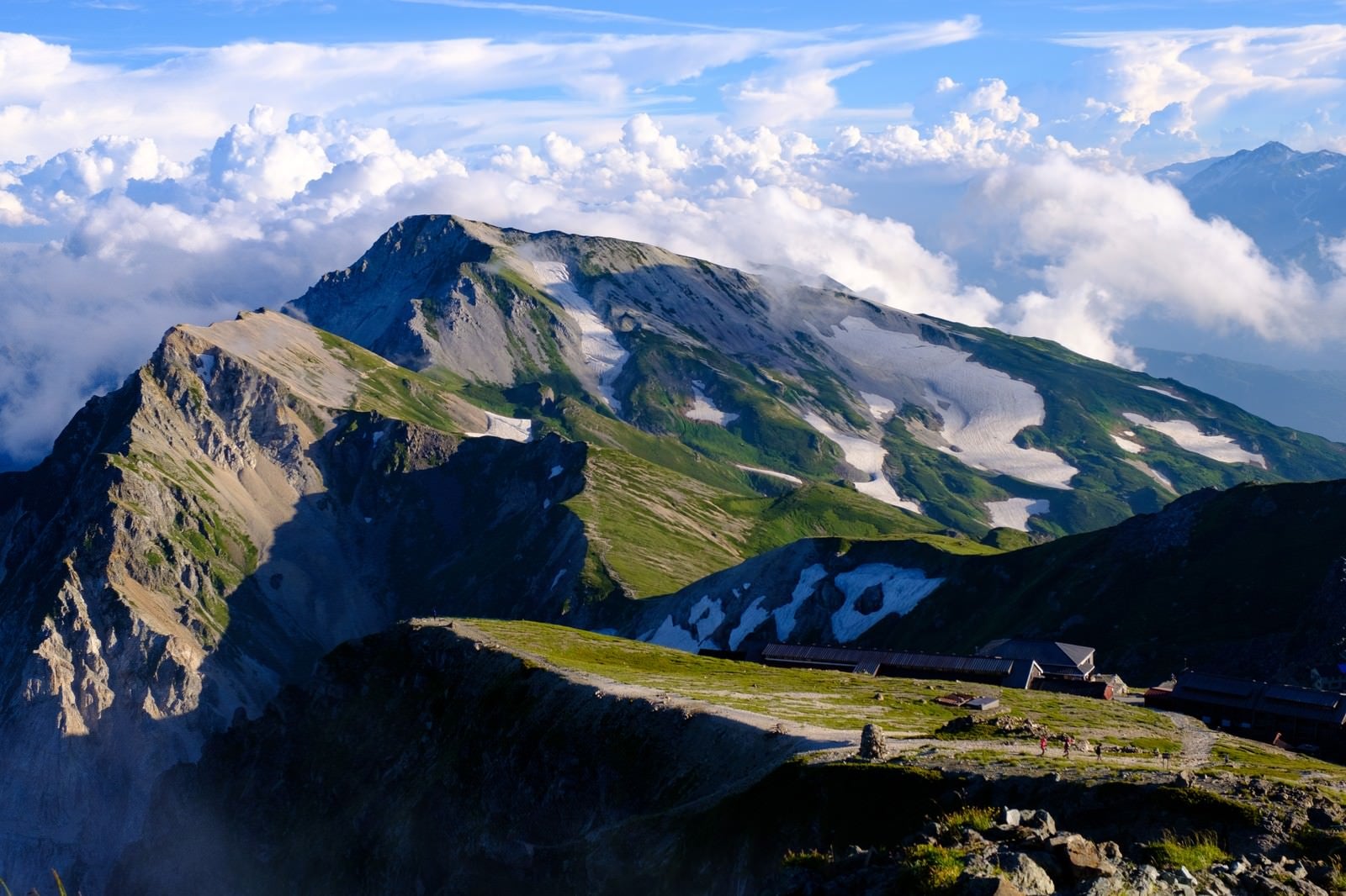 「白馬岳（しろうまだけ）山頂からの白馬連峰と白馬山荘」の写真