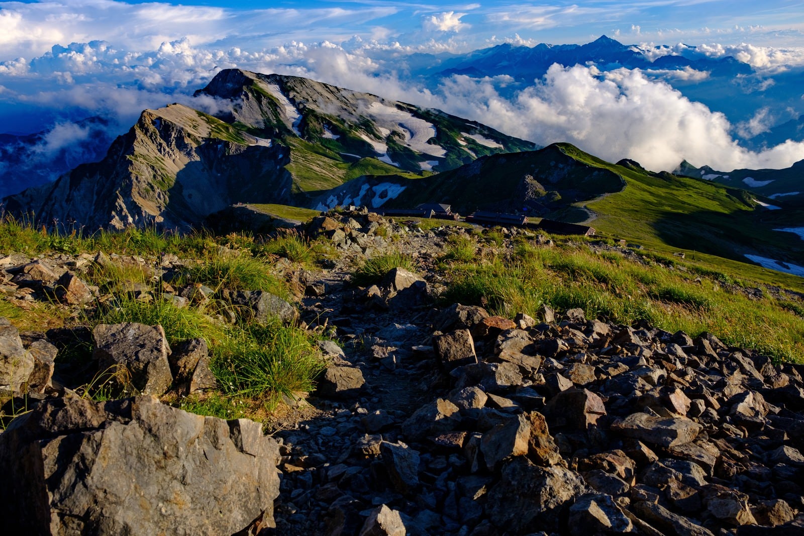 「白馬岳稜線の登山道から見る白馬連峰と立山連峰」の写真
