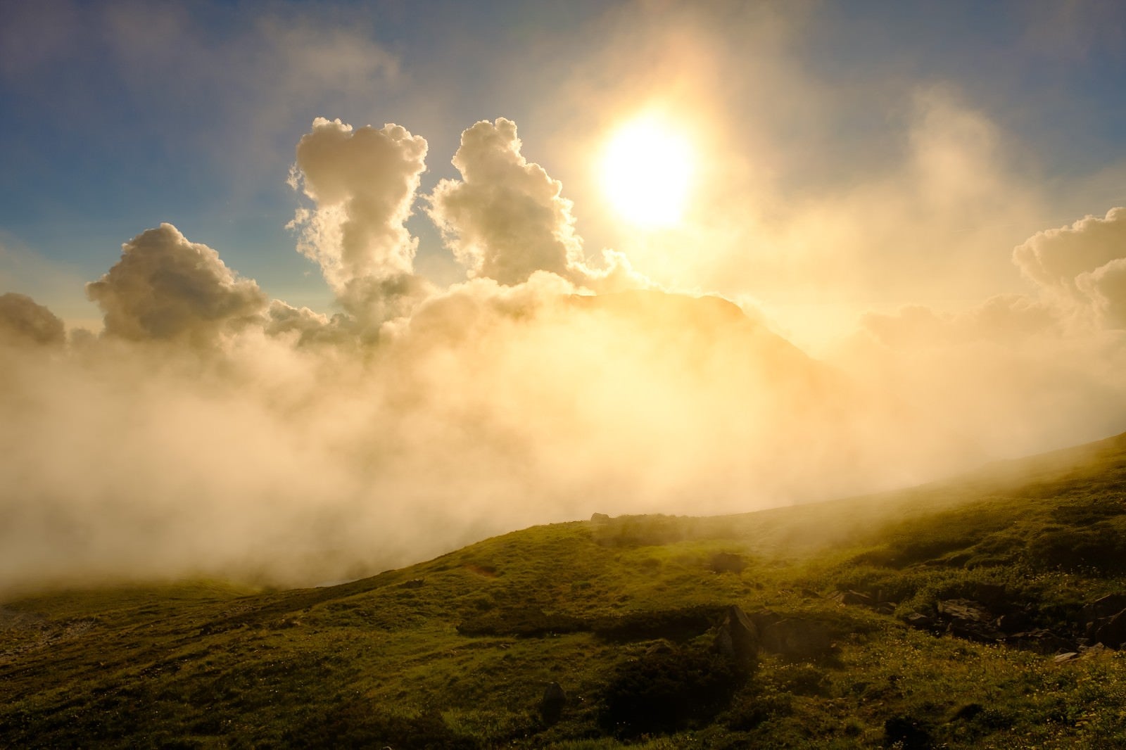 「白馬岳稜線の沸き立つ雲の中の夕日」の写真