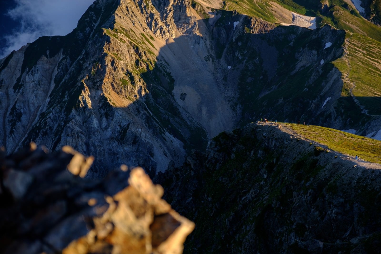 「雄大な白馬連峰と登山者達」の写真