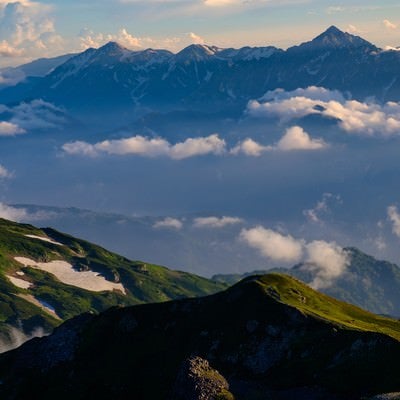 霞の向こうに見える立山連峰と剱岳の写真