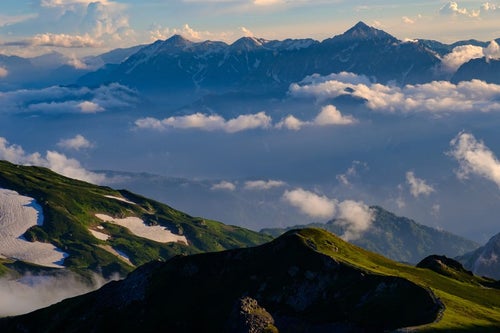 霞の向こうに見える立山連峰と剱岳の写真