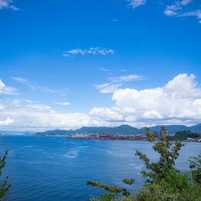 産業と自然 広島の工場と美しい海峡の共存の写真