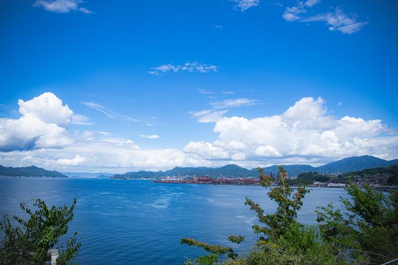 産業と自然 広島の工場と美しい海峡の共存の写真