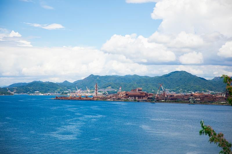広島の海峡越しの工場景 産業都市の魅力の写真