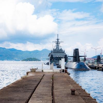 呉基地の停泊中の艦艇の写真