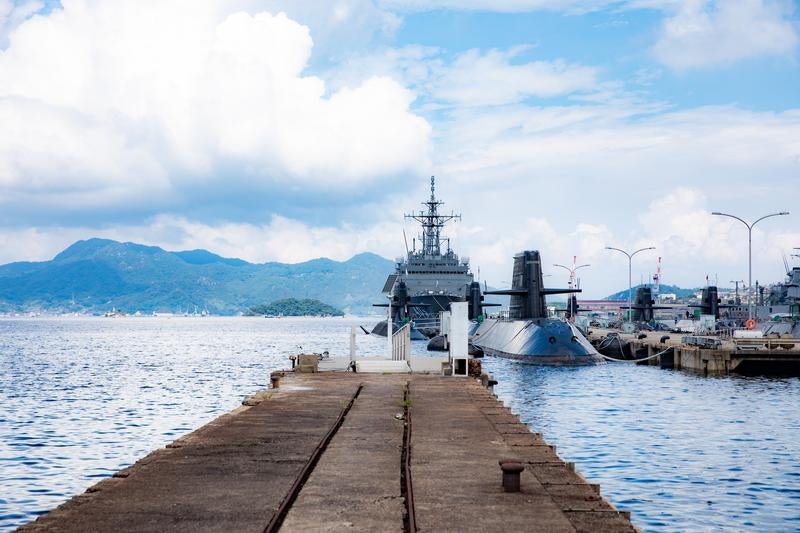 呉基地の停泊中の艦艇の写真