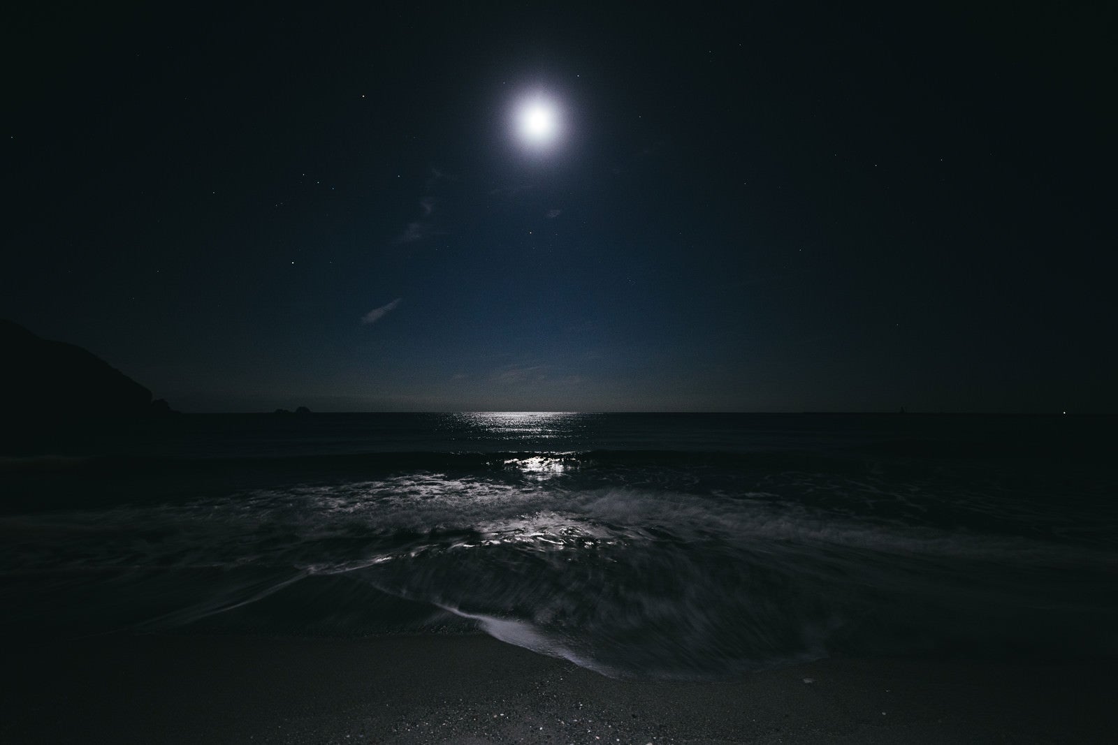 「神津島の海を照らす満月」の写真