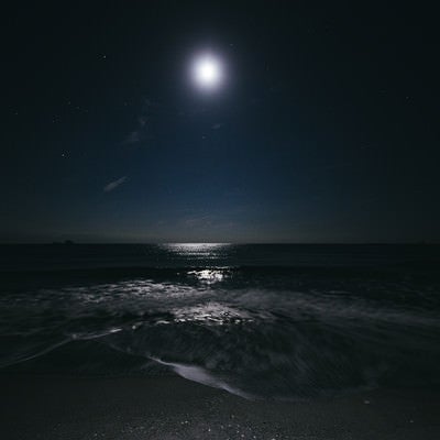 神津島の海を照らす満月の写真